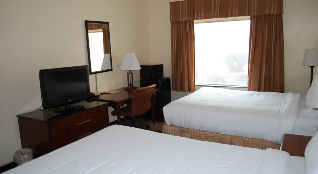 Четырёхместный номер Standard Jamestown inn & Suites