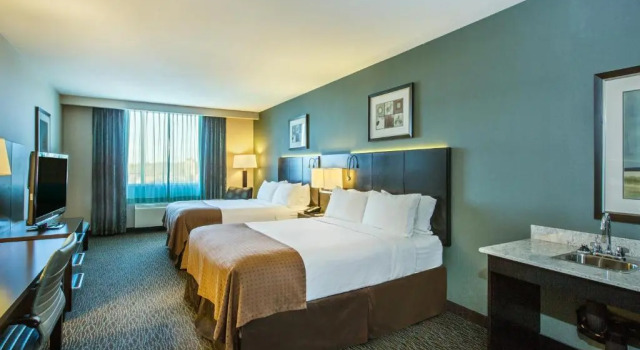 Четырёхместный номер Deluxe Holiday Inn Saskatoon Downtown by IHG