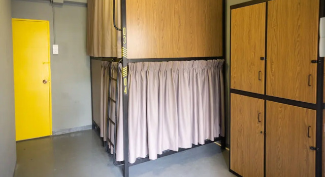 Четырёхместный номер Comfort с видом на город Traveller Bunker Hostel