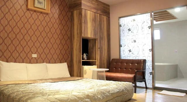 Кровать в общем номере Cantaloupe Motel
