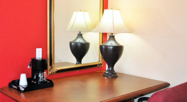 A Nights Inn, Book Mini-hotel Hoteller i Ridgecrest med parkering, Parkering