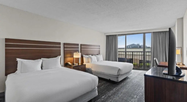 Четырёхместный номер Standard с балконом DoubleTree by Hilton Atlantic Beach Oceanfront
