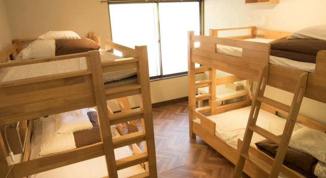 Кровать в общем номере J-Hoppers Kumano Yunomine Guesthouse