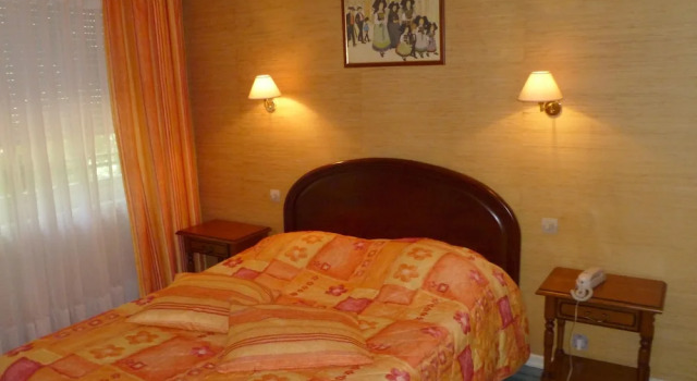 Двухместный номер Standard с балконом Hotel Restaurant Les Pins logis