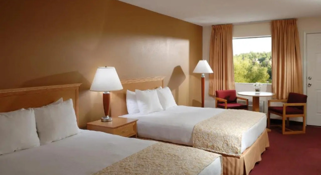 Четырёхместный номер Standard Whispering Hills Inn