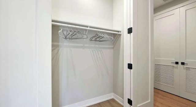 Коттедж Modern 2br2ba Condo Free Parking and Balcony