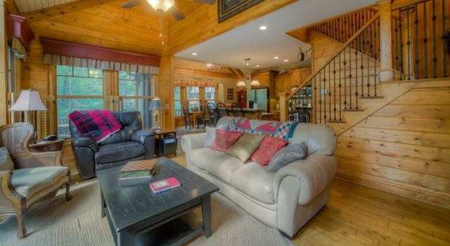 Treehouse on the Rapids by Escape to Blue Ridge, Buchen Sie Ferienhaus Ellijay Georgia
