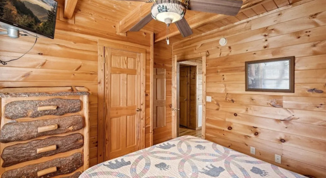 Big Bear Lodge 4 Bedroom Cabin by RedAwning