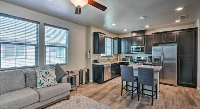 Pet-friendly Elk Grove Retreat w/ Balcony!, Prenota Hotel Elk Grove California