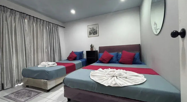 Двухместный номер Standard с балконом Sunshiny-BB Hostel near Punnavithi BTS station