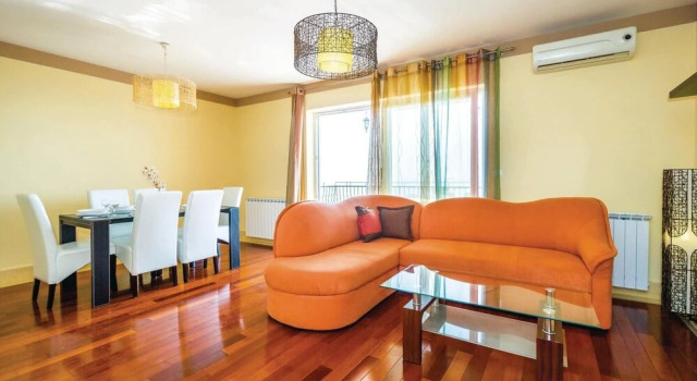 Beautiful Home in Icici With Wifi and 3 Bedrooms