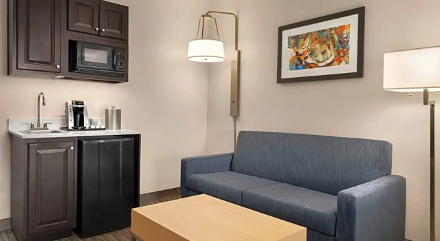 Полулюкс Holiday Inn Express & Suites Mt. Pleasant by IHG