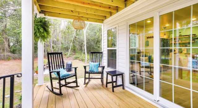 Коттедж c 1 комнатой с балконом Cozy Cottage: Minutes to Downtown Southport!