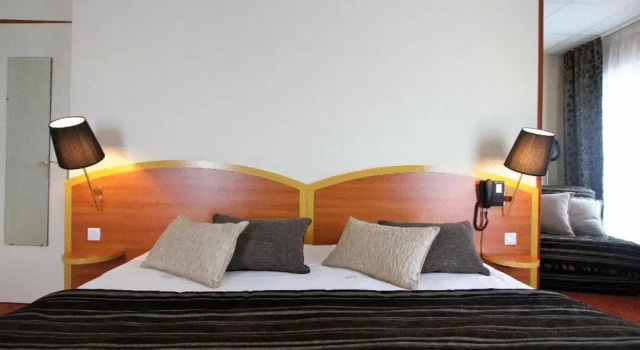 Трёхместный номер Standard Hotel Kyriad Lamballe