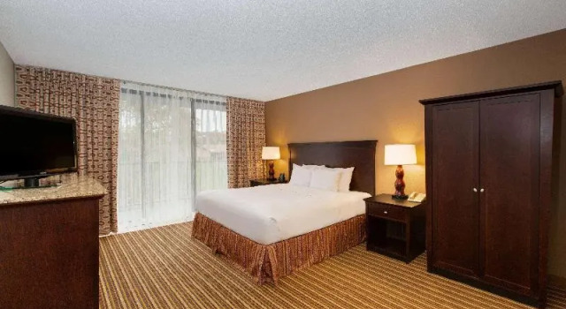 Номер Standard с балконом Aksarben Suites, A Trademark Collection Hotel