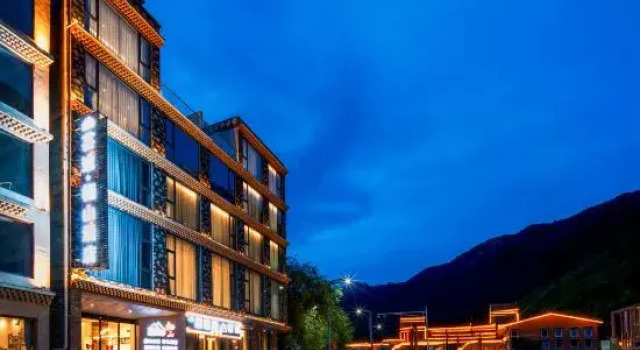 Longtu Qishan Homestay, Rezerwuj Hotel Ngawa Chiny