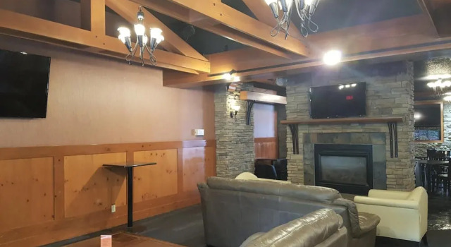 Twin Pine Inn & Suites, Book Hotel Hoteller i Hinton med parkering, Parkering