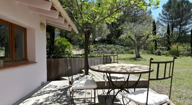 Коттедж Spacious house in the countryside with terrace garden and swimming pool