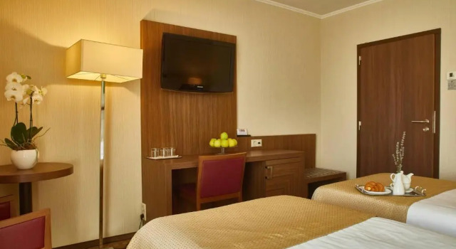 Семейный люкс Central Plaza Hotel