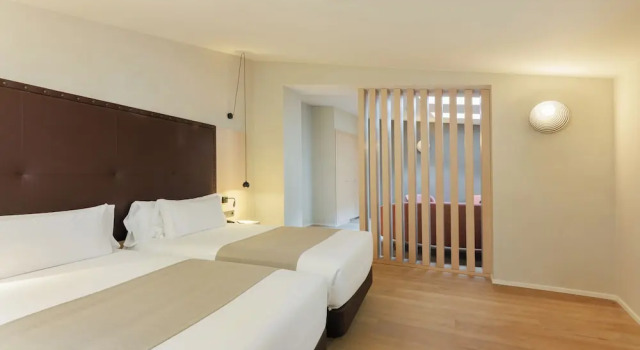Номер семейный Superior Deluxe Gran Hotel Barcino 4 Sup