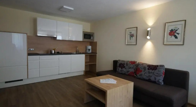 Appartementhaus Nadine, Rezerwuj Hotel Hotele w Tyrol z parkingiem, Parking