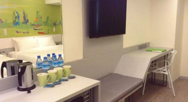 Трёхместный номер Deluxe FX Hotel Kaohsiung Zhonghua Road Branch