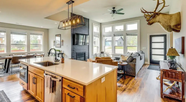 Stylish Montana Vacation Rental w/ Private Hot Tub, Book Feriehus Sommerhuse i Red Lodge, Hytte
