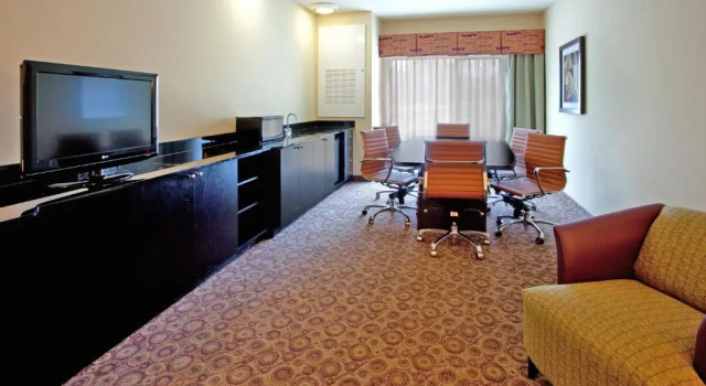 Люкс Deluxe Holiday Inn Express Hotel & Suites Clemson - University Area by IHG