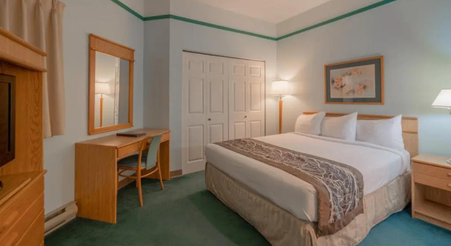 Люкс The Cedars Inn Hotel & Convention Centre
