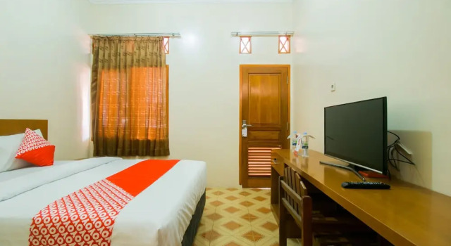 Edotel Smkn 1 Pacet by OYO Rooms, Book Hotel Cipanas West Java