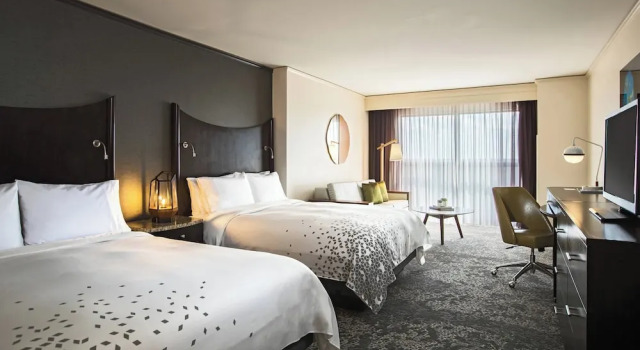 Четырёхместный номер Deluxe Renaissance Raleigh North Hills Hotel