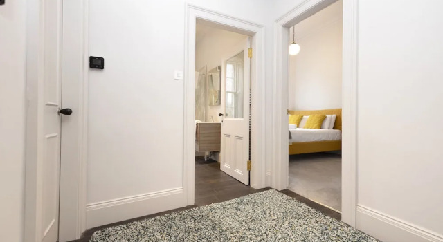 JOIVY Iconic Cockburn Street 4 Bedroom Apartment: Heart of Old Town, Забронировать Апартаменты/квартира Старый город Эдинбург, рядом с Национальный музей Шотландии