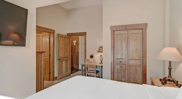Номер Standard Bright + Scenic 2br - 7ppl Steps To Ski Lifts + Main Street 2 Bedroom Condo by RedAwning