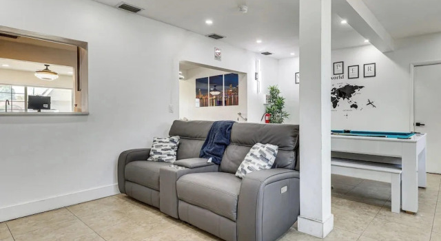 2 Mi to Hard Rock Stadium: Home w/ Hot Tub!, Varaa Lomakoti Huvilat kohteessa Florida, Villa