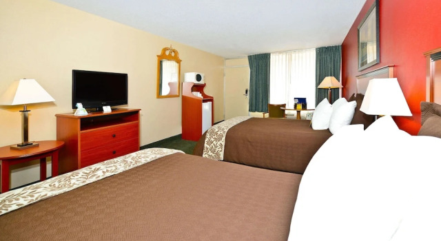 Четырёхместный номер Standard Цокольный этаж Hotel Red Rose by Townhouse Covington I-64