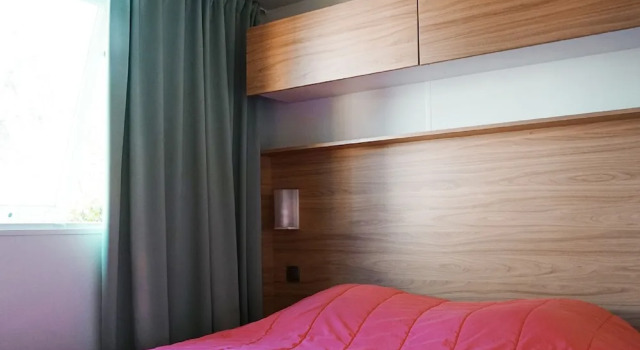 Simple Mobile Home With Deck Located Near the Normandy Coast, Забронировать Отель Участки высадки Нормандии Нижняя Нормандия