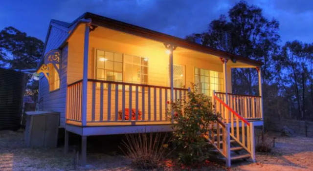Коттедж Accommodation Creek Cottages & Sundown View Suites
