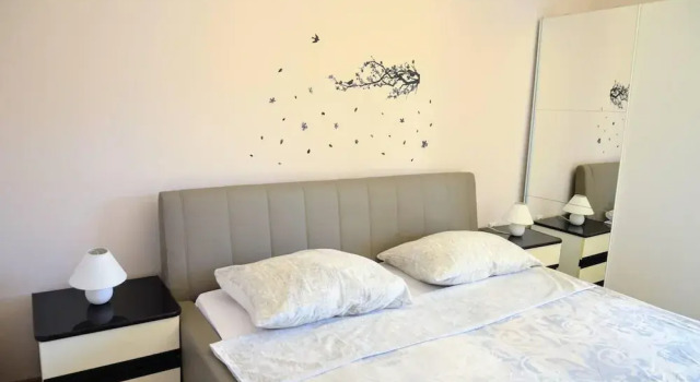 Lovely 2-bed Apartment in Vinisce, Close to Beach, Rezerwuj Apartament Hotele w Split-Dalmatia County z parkingiem, Parking