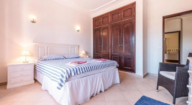 Beautiful Home in Lagoa With Wifi and 2 Bedrooms, Rezerwuj Hotel Hotele w Algarve z parkingiem, Parking