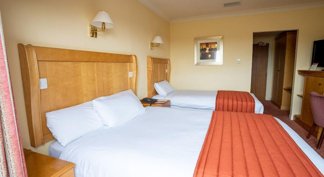 Четырёхместный семейный номер Standard Lakeside International Hotel