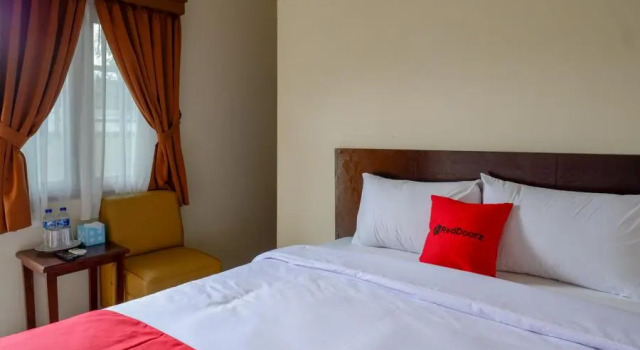 RedDoorz near Stadion 45 Karanganyar, Boek Hotel Karanganyar Central Java