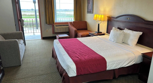Двухместный семейный люкс Deluxe Howards Inn Motel