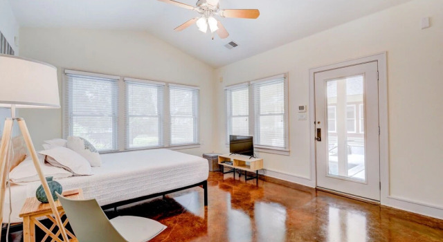 2408 Wilson Street House by RedAwning, Rezerwuj Dom wakacyjny Domki letniskowe w Greater Austin, Domek