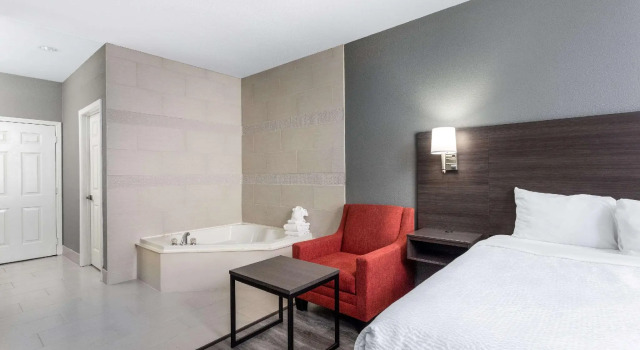 Двухместный люкс Deluxe Ramada by Wyndham Sellersburg/Louisville North