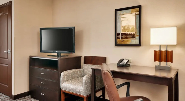 Четырёхместный люкс Holiday Inn Express Hotel & Suites Butte by IHG