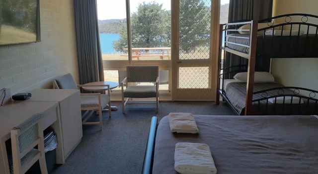 Четырёхместный номер Standard с балконом и с видом на озеро Lake Jindabyne Hotel