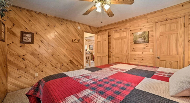 Lakefront Hawks Getaway - Fire Pit & Kayaks!, Boek Vakantiehuis Hawks Michigan