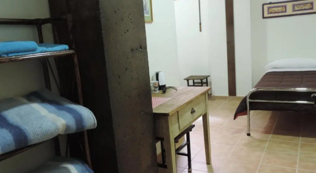 Albergue Santo Tomás de Canterbury - Hostel, Забронировать Хостел Леон 