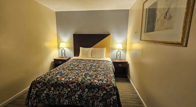 Люкс MERRIMAC INN & SUITES