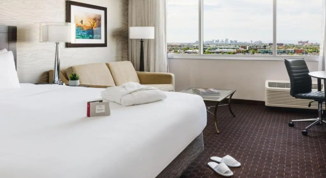 Двухместный номер Executive Crowne Plaza Phoenix Airport - PHX by IHG